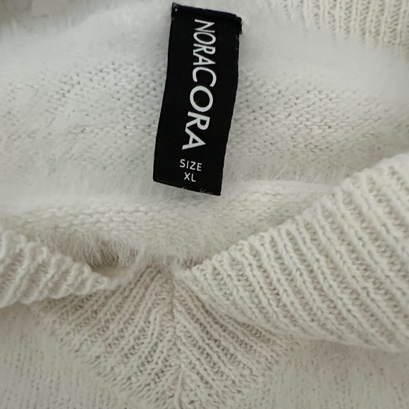 WHITE V-NECK SWEATER - Picture 4 of 6